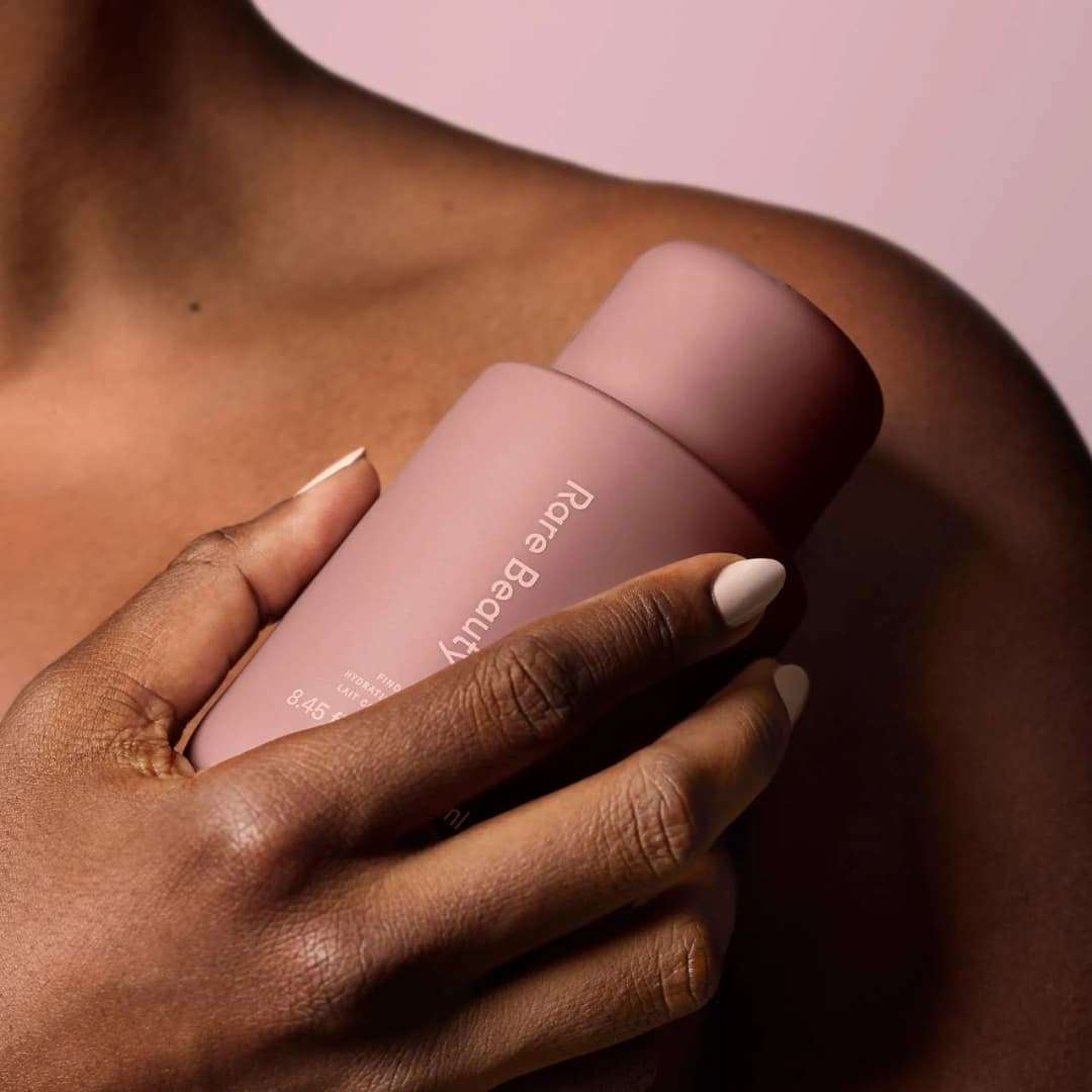 Rare Beauty - Loción corporal hidratante con niacinamida Find Comfort - Imagen 3